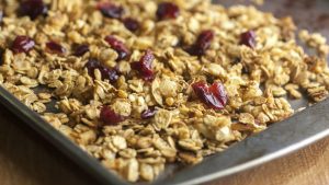 Cranberry Granola laesst sich leicht zu Hause im Ofen herstellen.