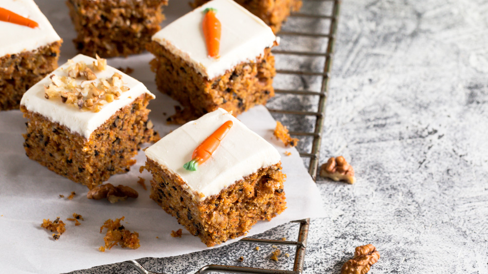 Möhrenkuchen mit Topping aus Frischkäse und Puderzucker