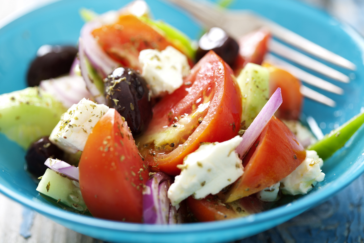 Salat mit Feta und Oliven