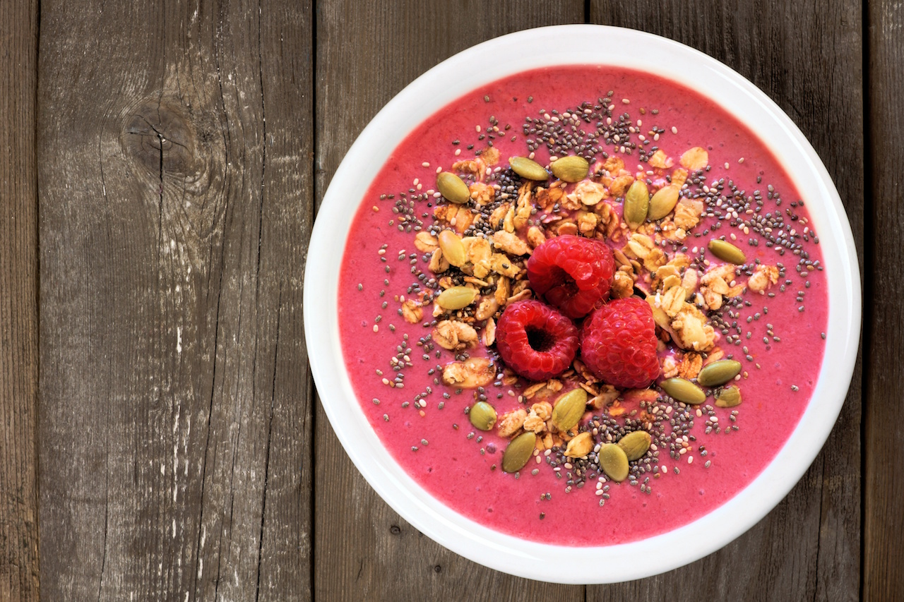 Chia-Smoothie-Bowl mit Himbeeren