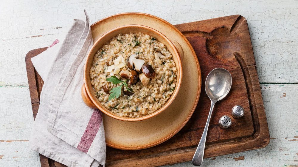 Risotto mit Pilzen auf einem Teller.