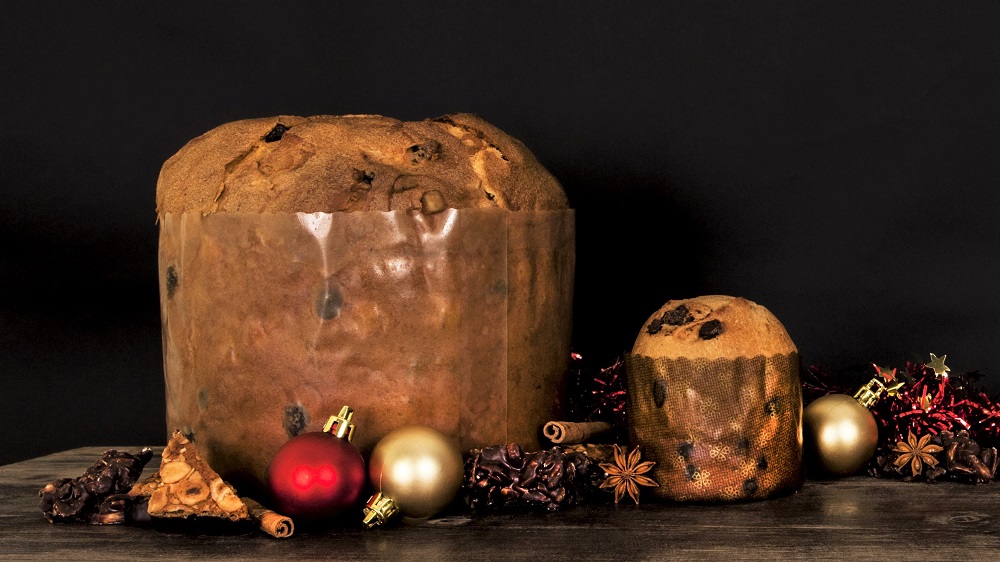 kleiner und großer Panettone auf einem Tisch mit Weihnachtsdekoration