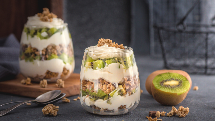 Parfait mit Kiwi im Glas