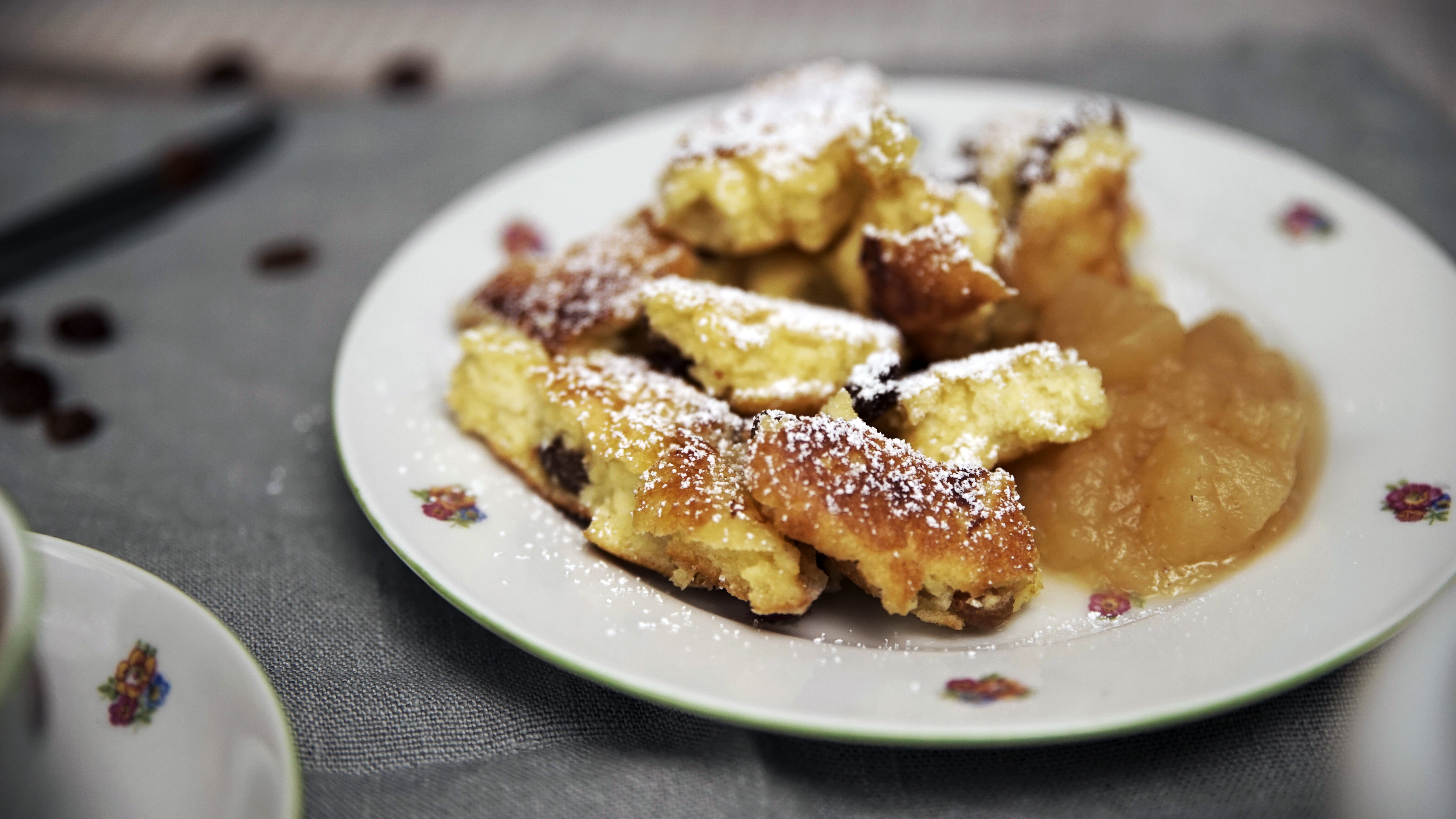 Kaiserschmarrn mit Apfelmuß auf einem Teller