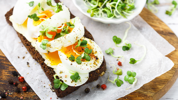 Eier auf Brot mit Kräutern