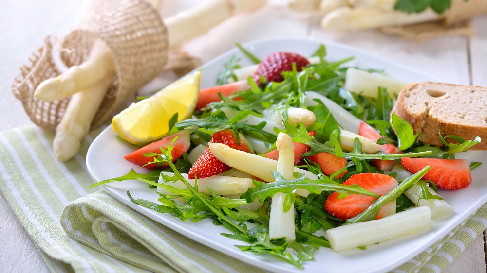 Spargel-Erdbeer-Salat: Die beste Frühlings-Kombi