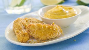 Chicken Nuggets mit Dip auf einem Teller