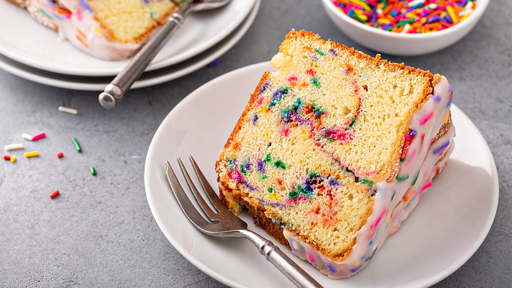 Konfetti-Kuchen mit bunten Streuseln