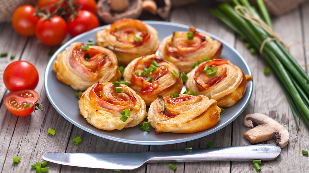 Pizzaschnecken mit Schinken, Mozzarella und Tomate