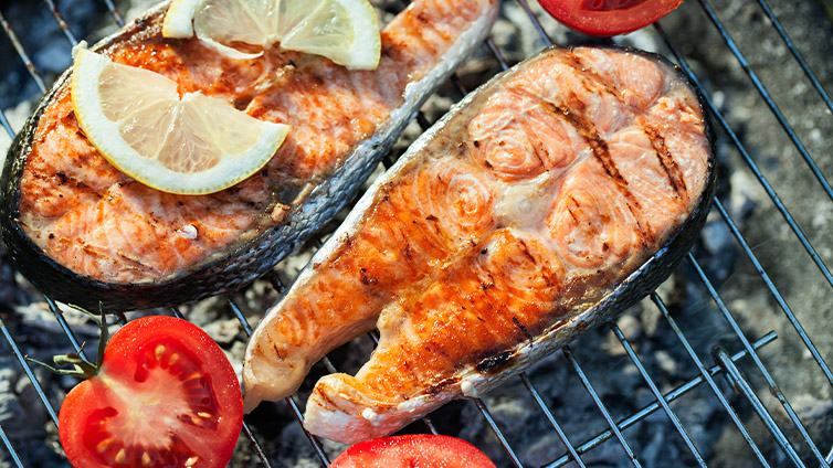 Fisch grillen: Saftige Lachkoteletts auf dem Rost