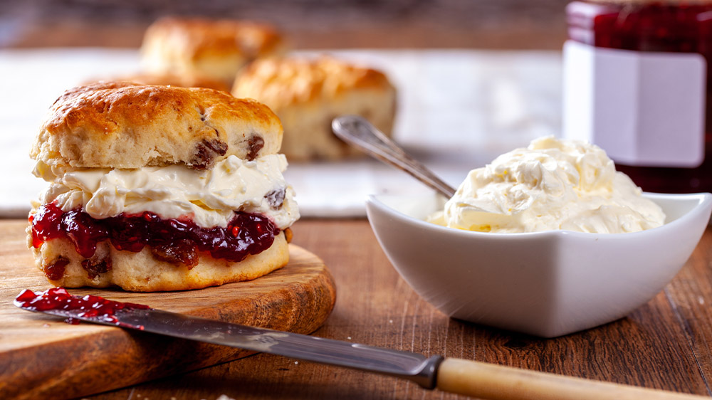 Scones mit Clotted Cream und Erdbeermarmelade