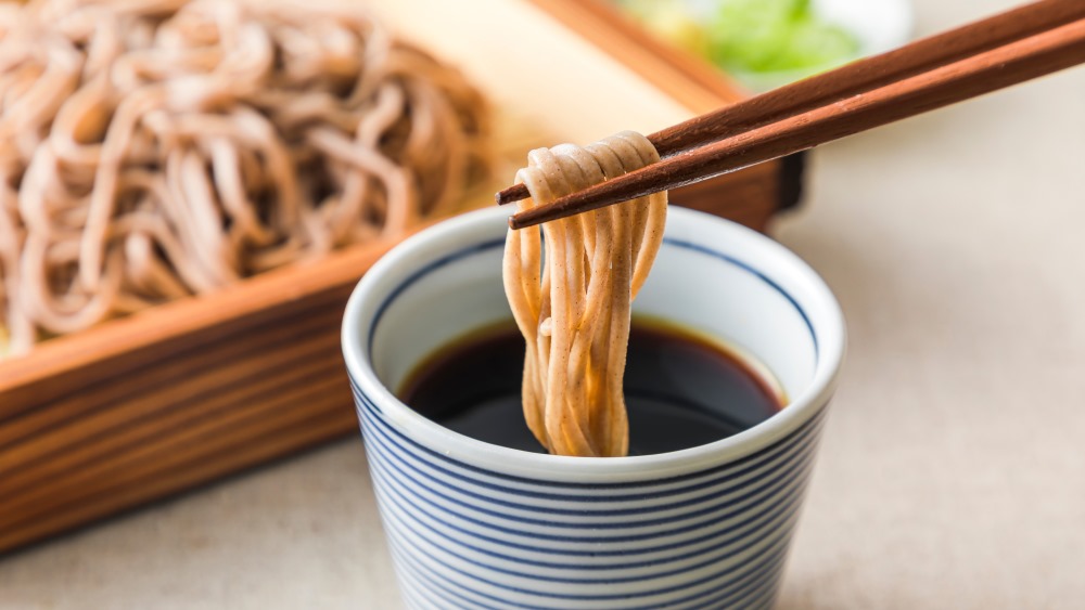 Selbstgemachte Soba-Nudeln