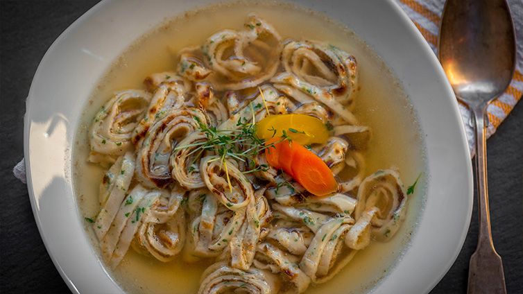 Flädlesuppe mit Kräuterpfannkuchen