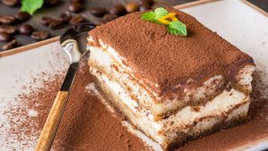 Tiramisu auf Teller mit Löffel