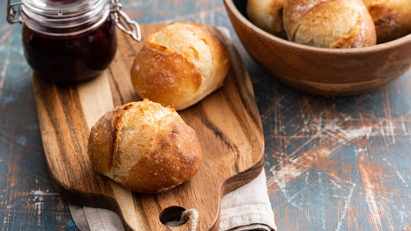 Brötchen aus nur 3 Zutaten auf einem Holzbrett