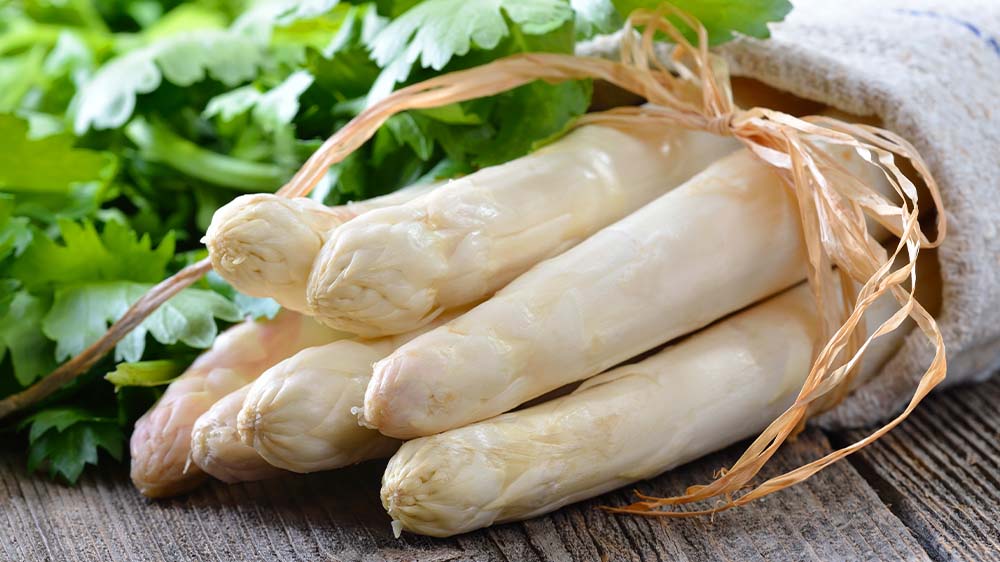 Weißer Spargel im Bund