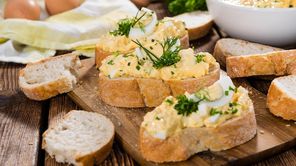 Eiersalat auf einem Brot.