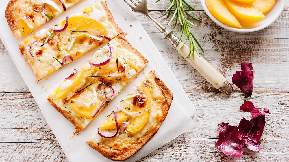 Flammkuchen mit Pfirsichen, Ziegenkäse, Rosmarin und Honig