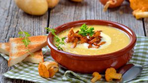 Cremesuppe mit Pfifferlingen in Schale