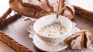 Kochkäse in Schale mit Brot