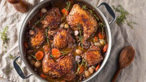 Coq au vin auf Tisch