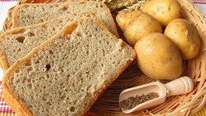 Karotffelbrot mit Kartoffeln in Korb