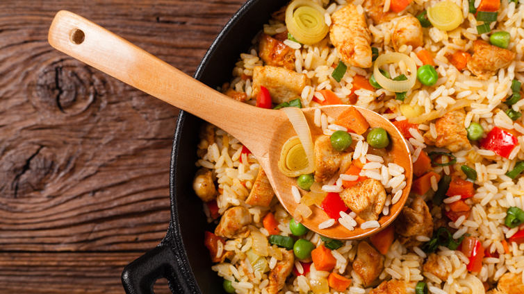 Gebratener Reis mit Ei, Hühnchen und Gemüse in Wok