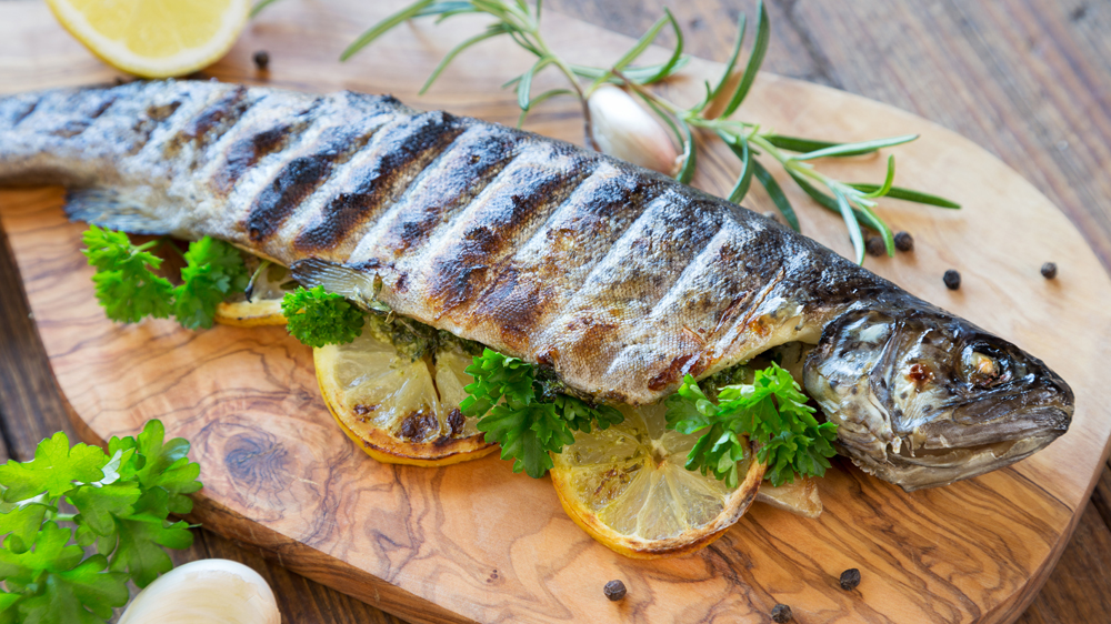 Lecker gefüllt mit Zitrone: Forelle vom Grill