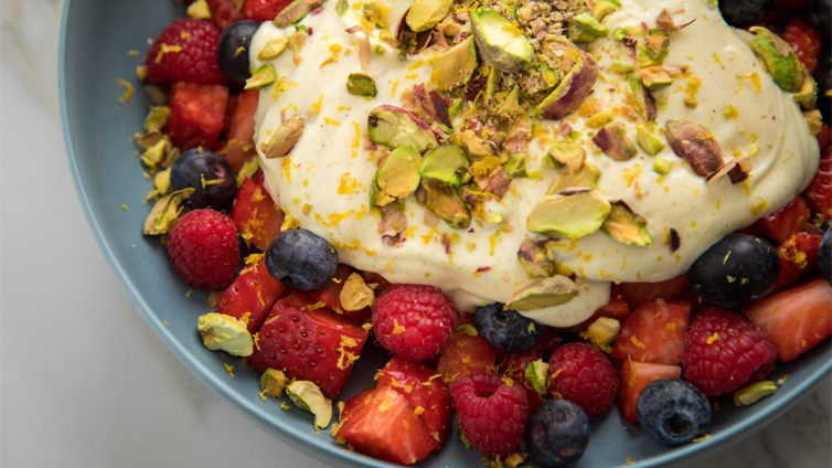 Obstsalat mit Kurkuma-Quark in Schüssel