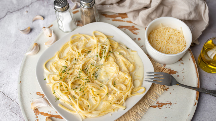 Pasta Alfredo auf Teller