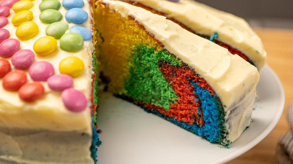 Regenbogenkuchen angeschnitten