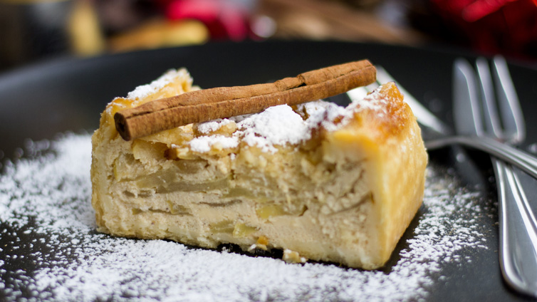 Apfel-Marzipan-Kuchen auf Teller