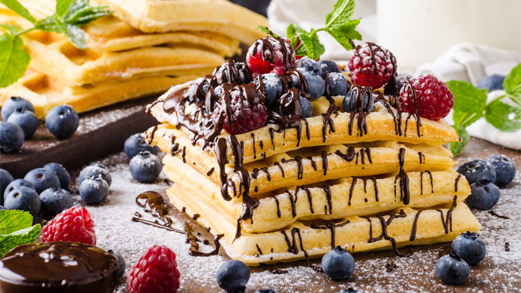 Buttermilchwaffeln mit Beeren und Schokosauce