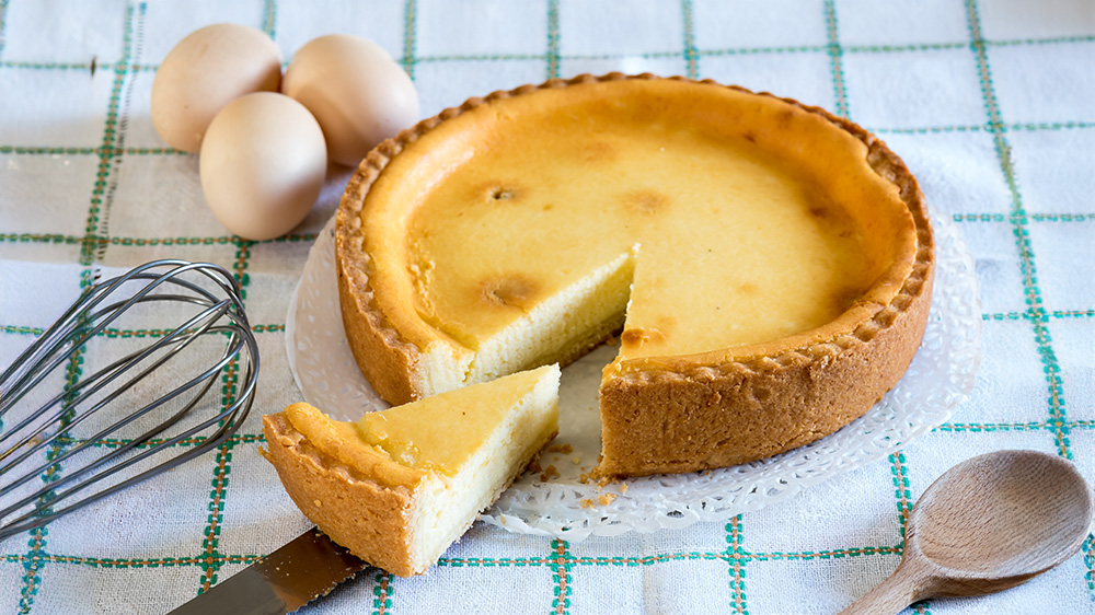 Käsekuchen wie von Oma auf einer Unterlage.