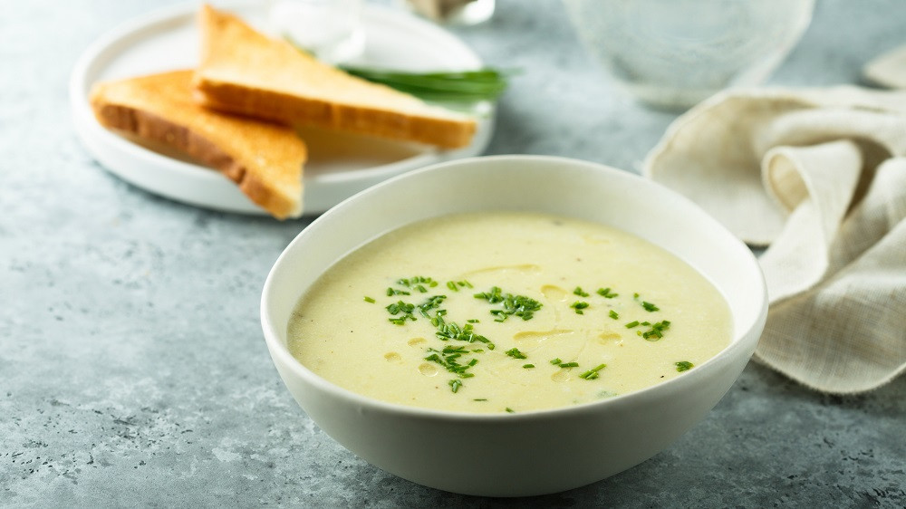 Knollensellerie Cremesuppe in der Schüssel