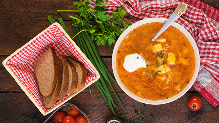 Sauerkrautsuppe mit Brot