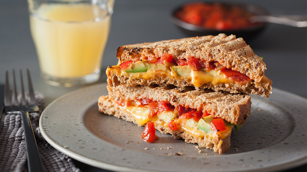 Avocado-Toast mit Tomate