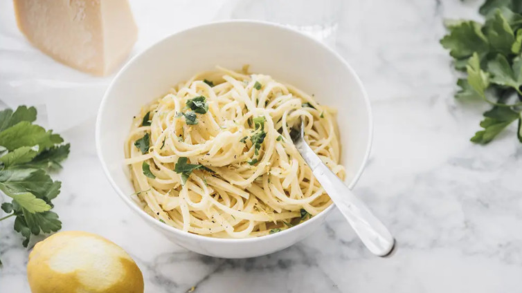 Tagliatelle al limone in einer Schüssel.