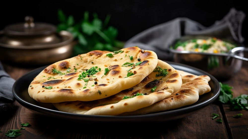 Naan-Brot auf einem Teller mit Gewürzen.