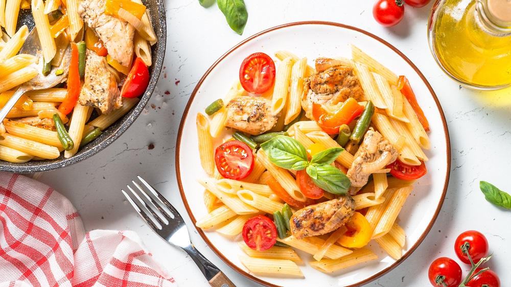 Sommergerichte: Die Sommerpasta auf einem Teller mit Gabel.