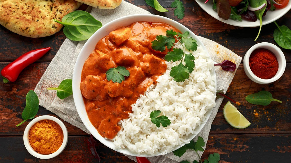 Chicken tikka masala in einer Schüssel mit Reis und Zutaten.