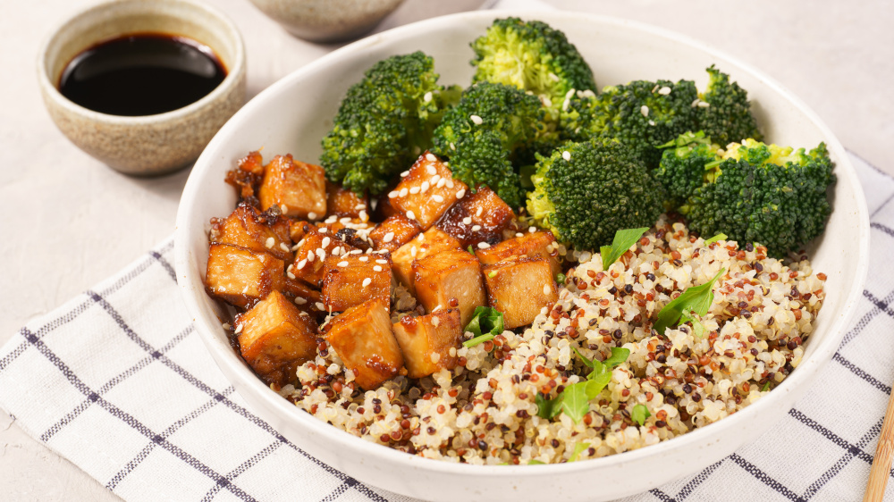 Räuchertofu in einer Bowl mit Brokkoli und Quinoa.