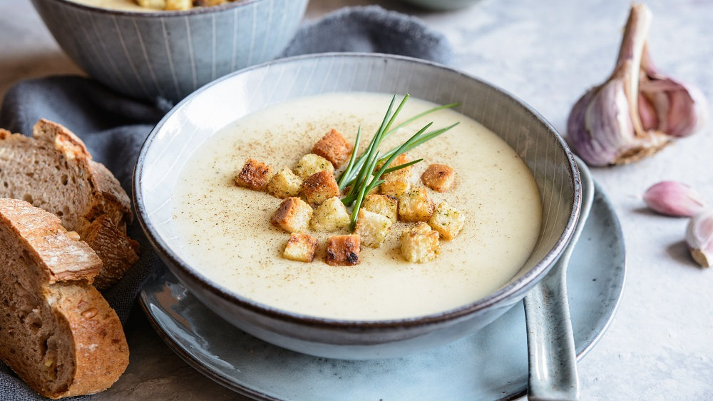 Knoblauchsuppe mit Croutons in einem Teller.