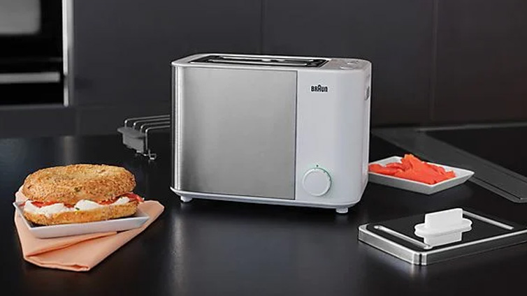 Toaster von Braun mit Deckel und Bagel