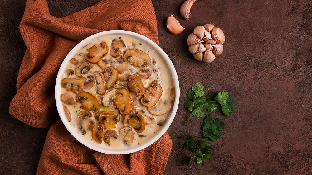 Champignon-Rahm-Sauce in einer Schüssel mit Zutaten.