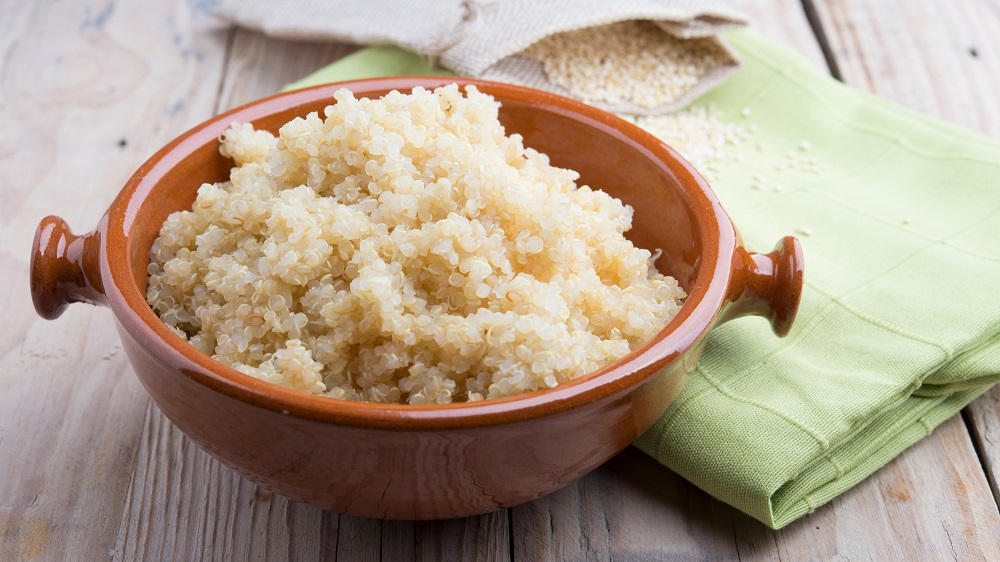 Gekochte Quinoa in einer Schüssel.