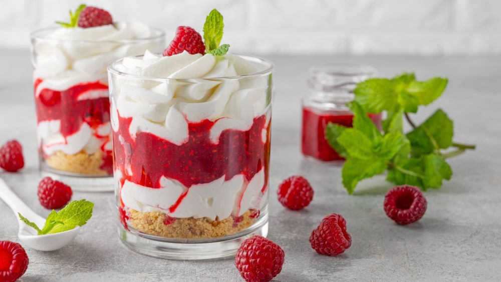 Mascarpone-Dessert mit Himbeeren im Glas.