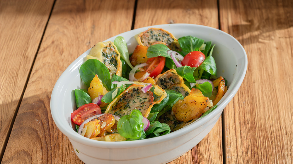 Salat mit Maultaschen in einer Schale