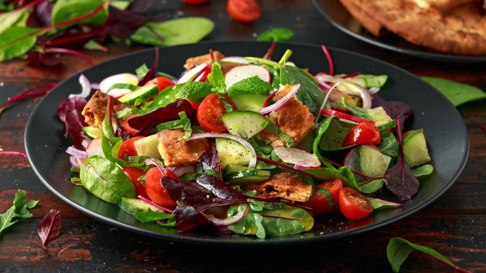 Fattoush auf einem Teller.