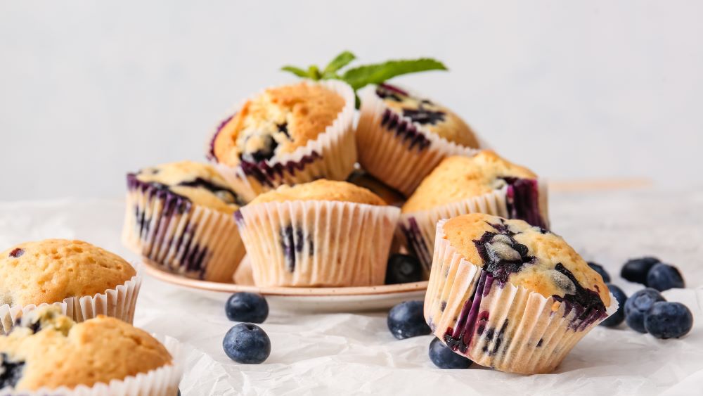 Blaubeermuffins auf einem Teller